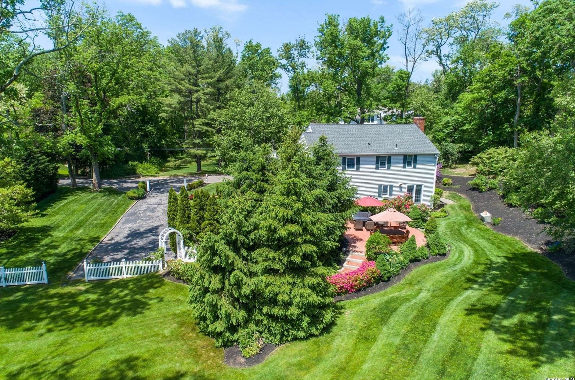 5 Janes Ln, Hunt NY  11743-1715 exterior