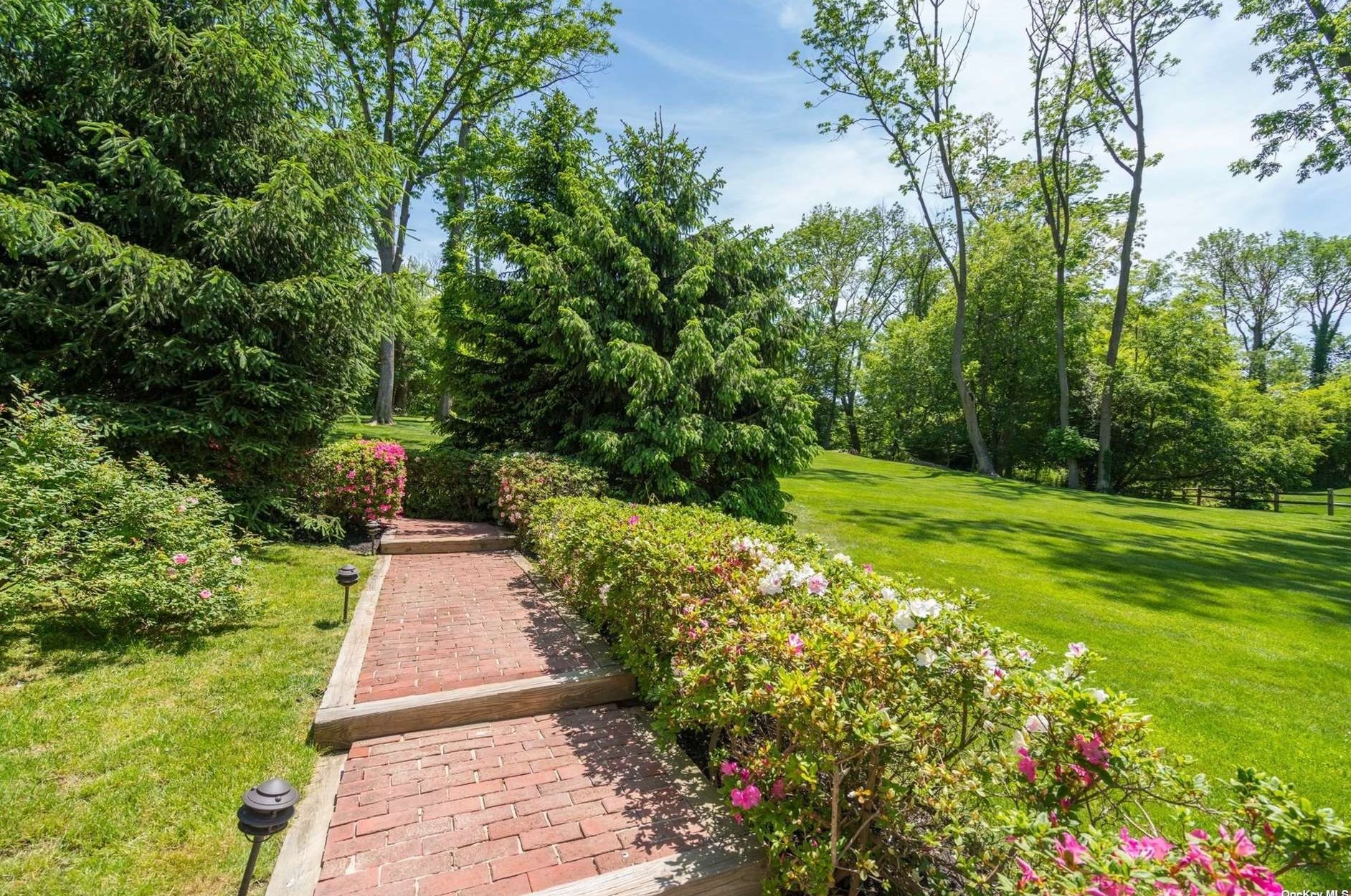 5 Janes Ln, Hunt NY  11743-1715 exterior