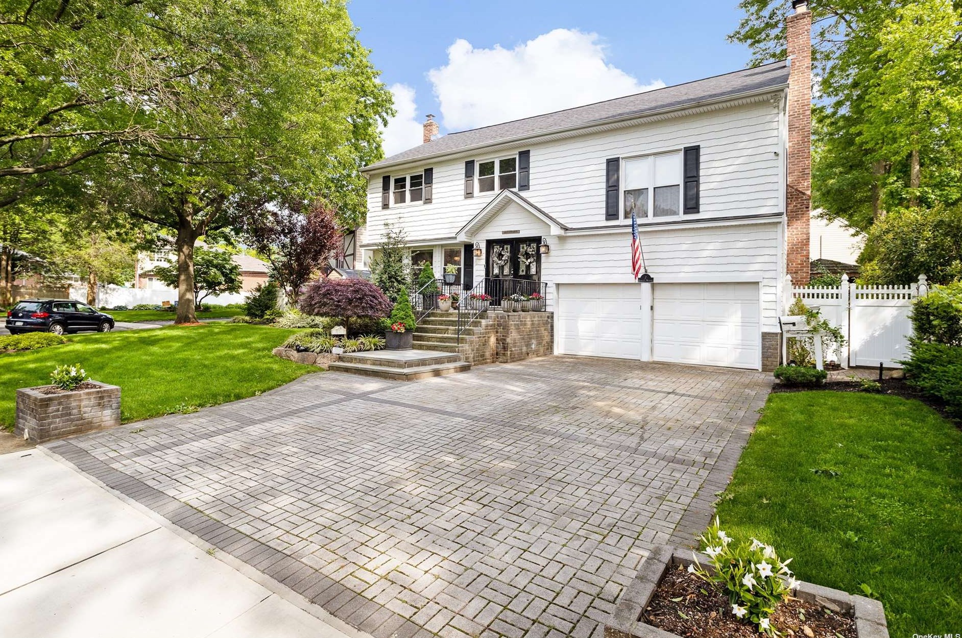 2 Karen Ct, Westbury, NY 11590