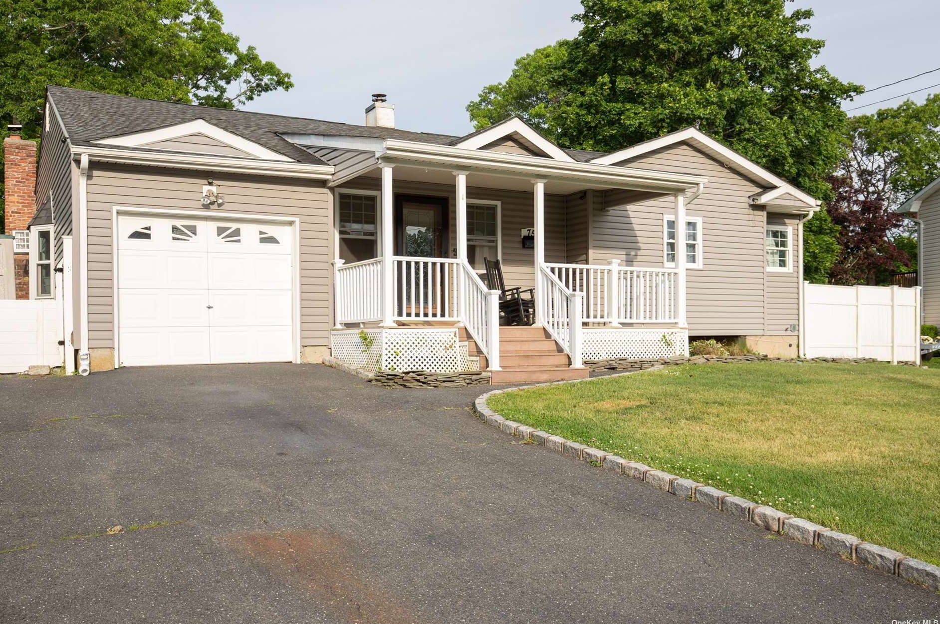 75 Stephen Rd, Bay Port, NY 11705