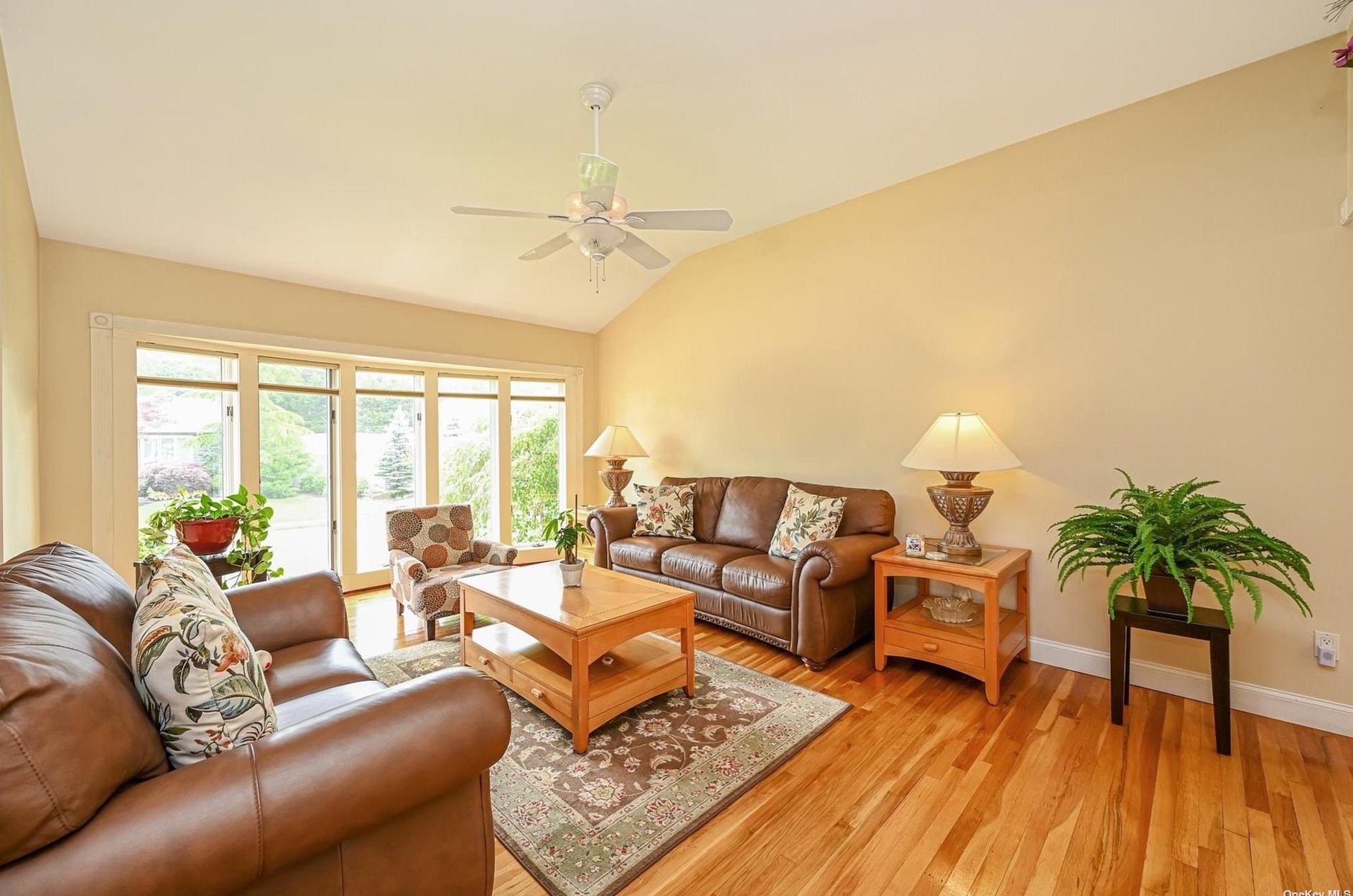 91 Country Dr, Hicksville, NY 11803-3221
