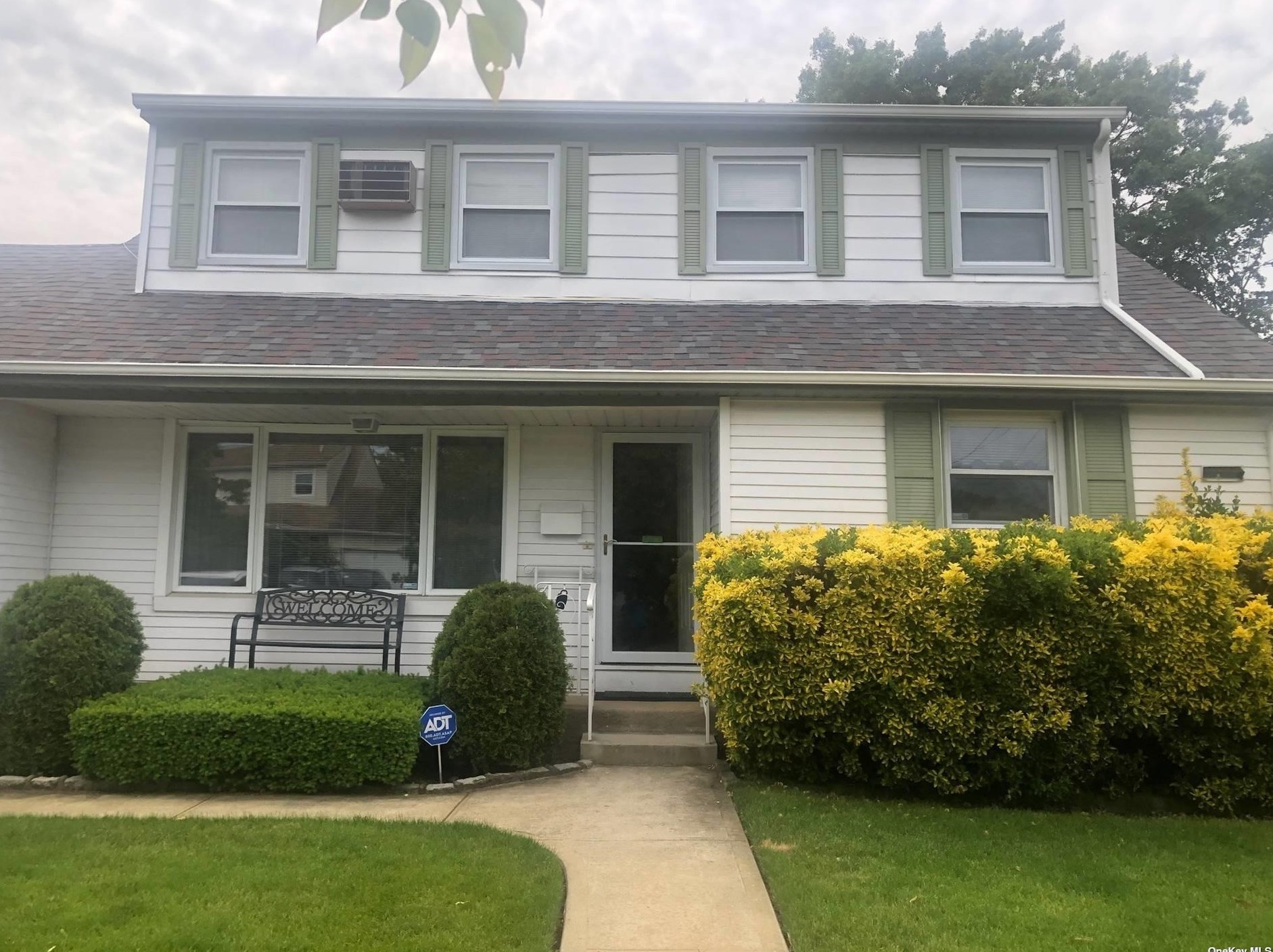 28 Ford Dr, East Massapequa, NY 11758-3716