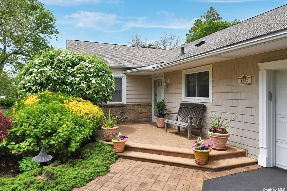 1602 Hereford Rd, Hewlett, NY 11557-1804