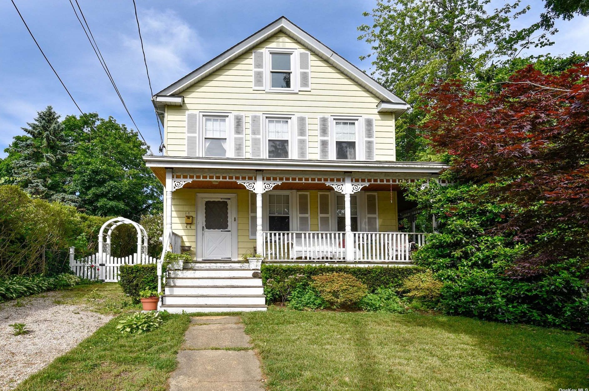 10 Clinton St, Sea Cliff, NY 11579-1802