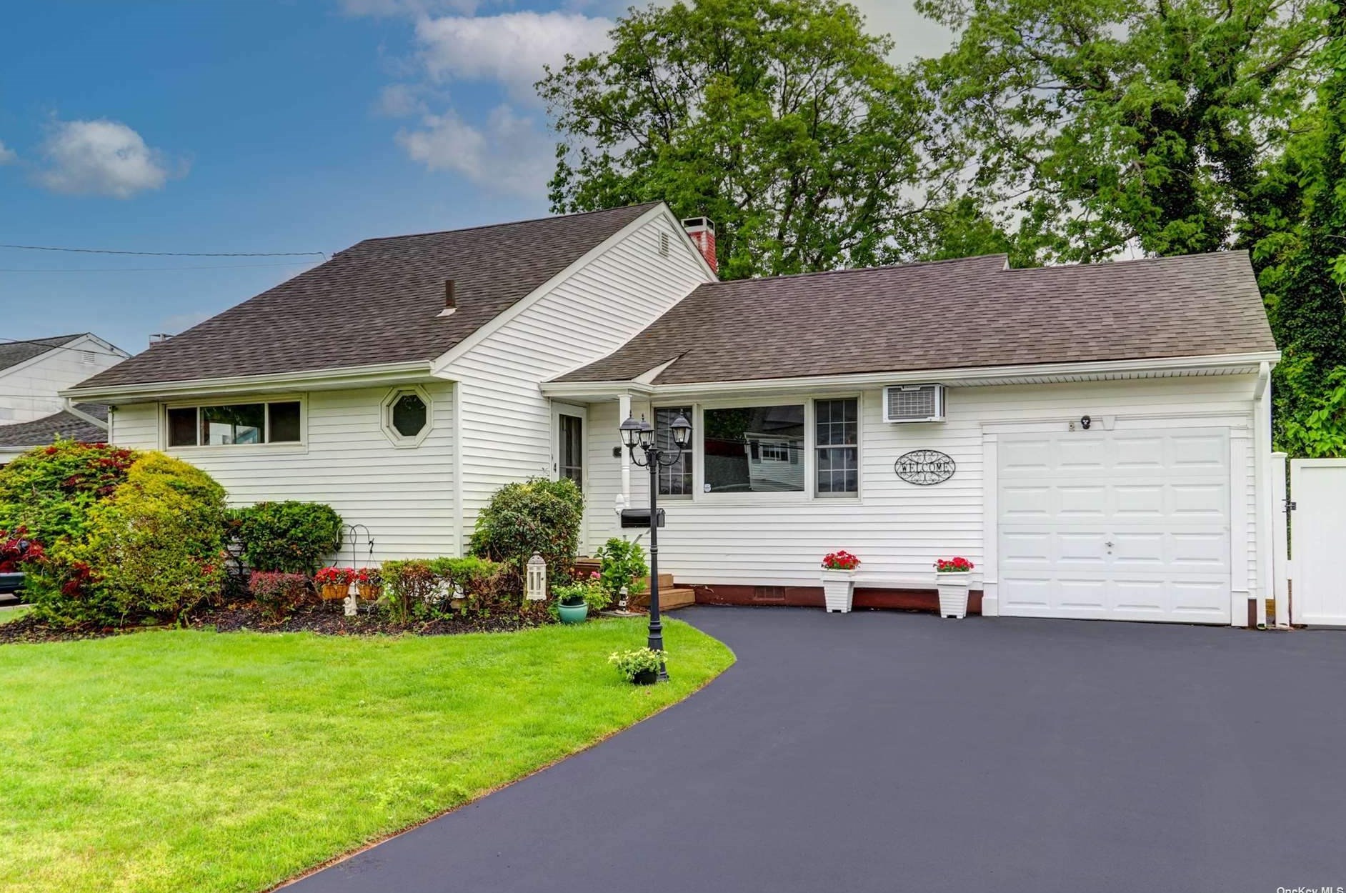 4 Thomas Dr, Babylon, NY 11703