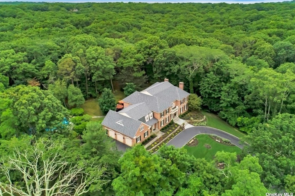 100 Old Field Rd, Strongs Neck, NY 11733