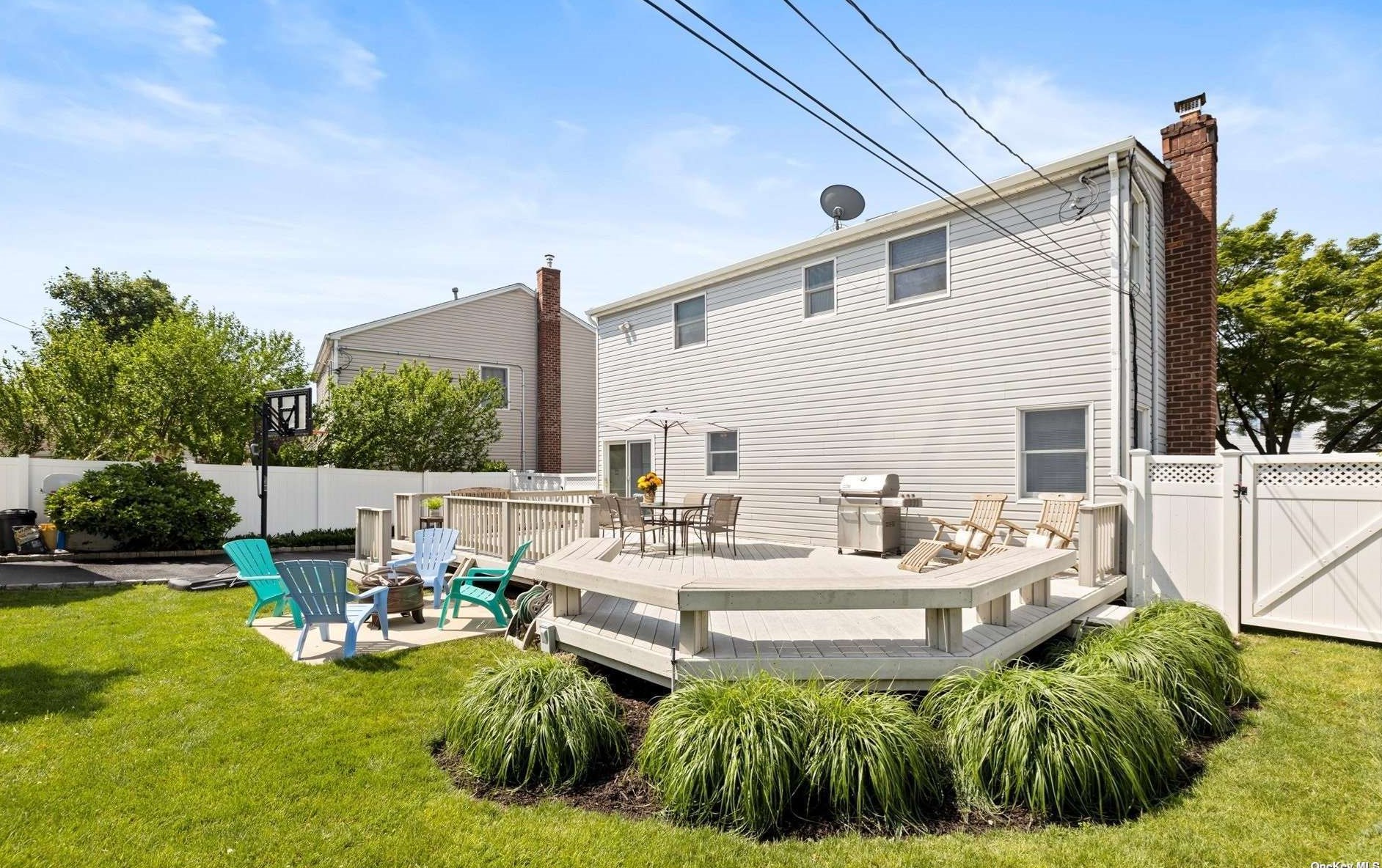 1 Whitman Ave, Syosset NY  11791-5027 exterior