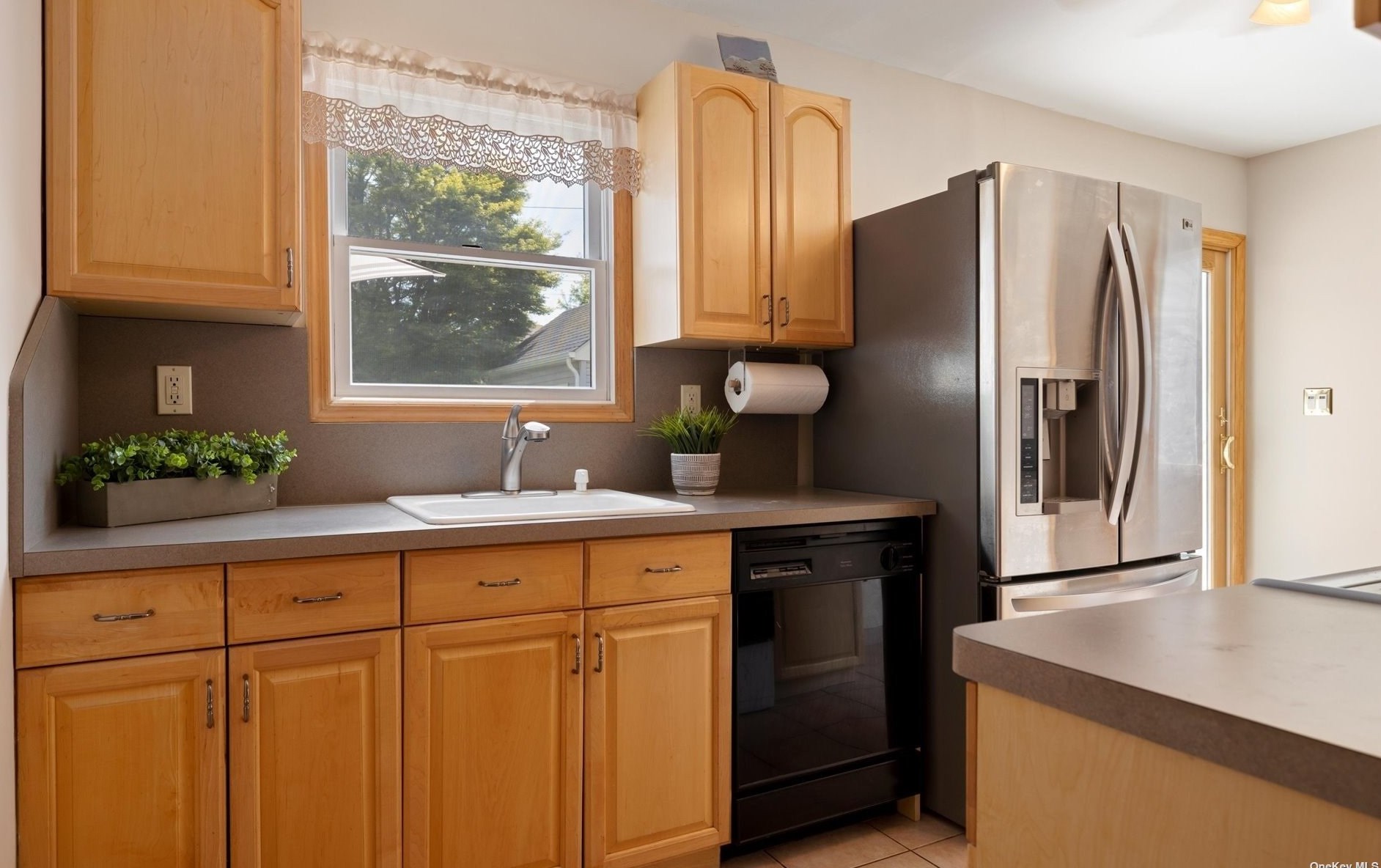 1 Whitman Ave, Syosset NY  11791-5027 exterior