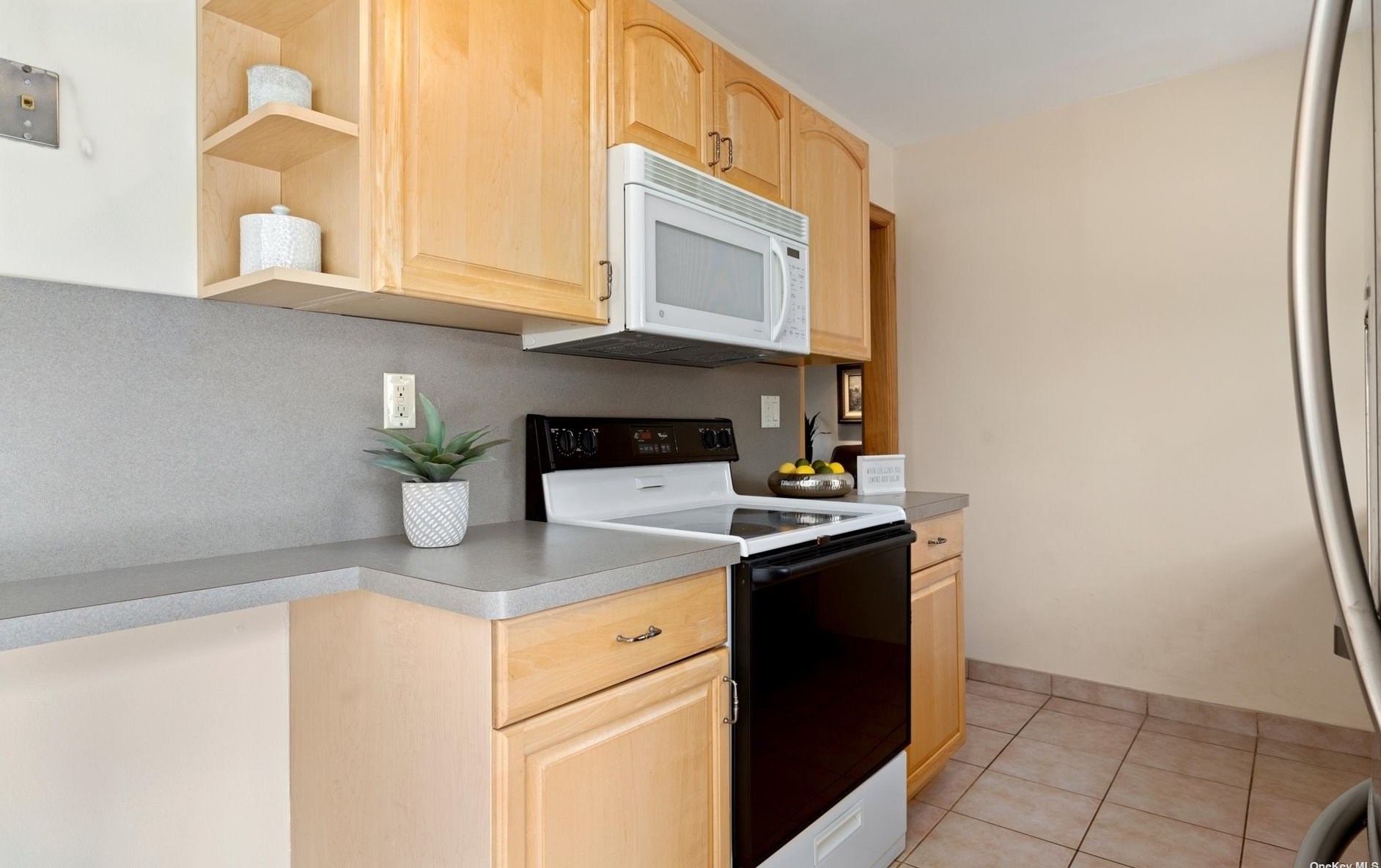 1 Whitman Ave, Syosset NY  11791-5027 exterior