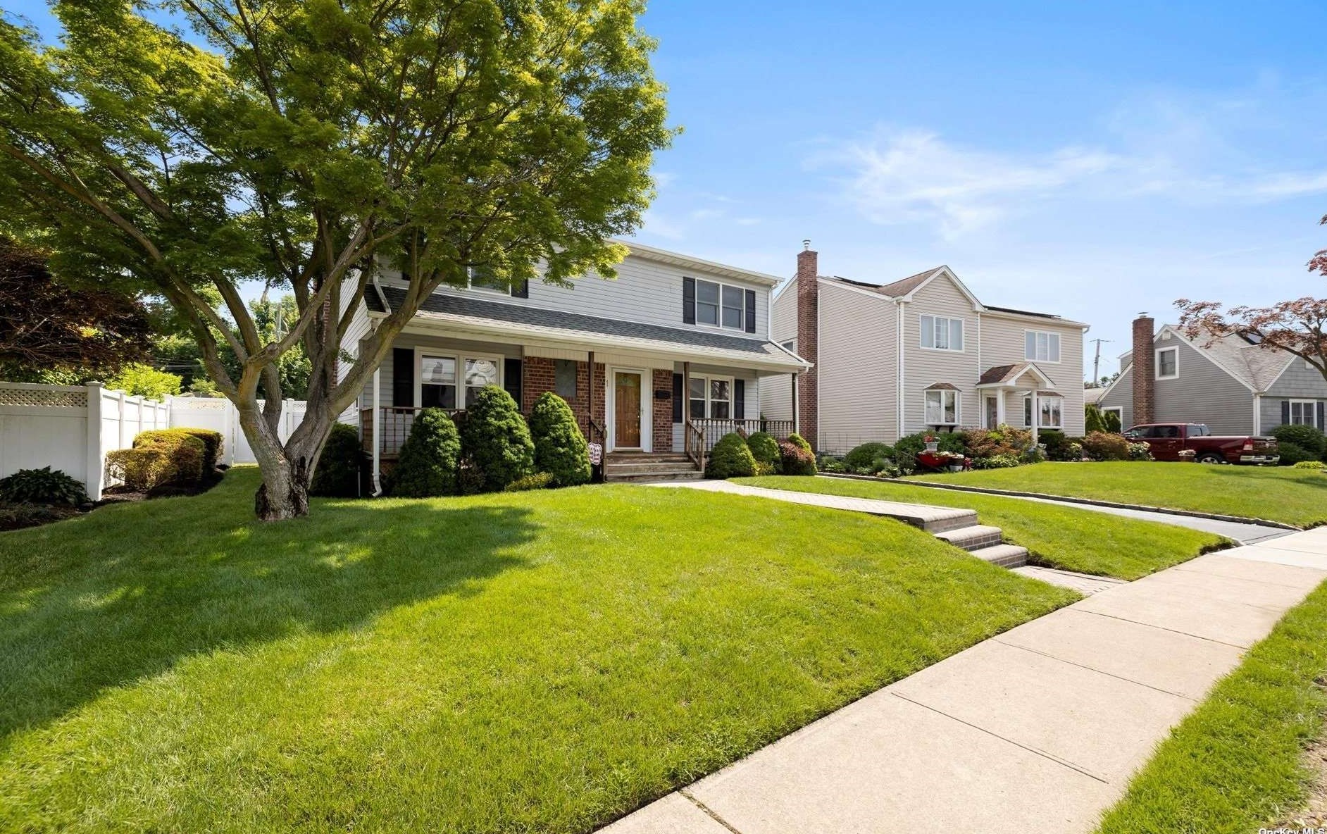 1 Whitman Ave, Syosset NY  11791-5027 exterior