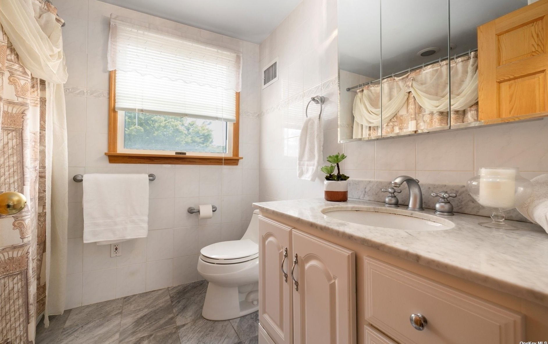 1 Whitman Ave, Syosset NY  11791-5027 exterior