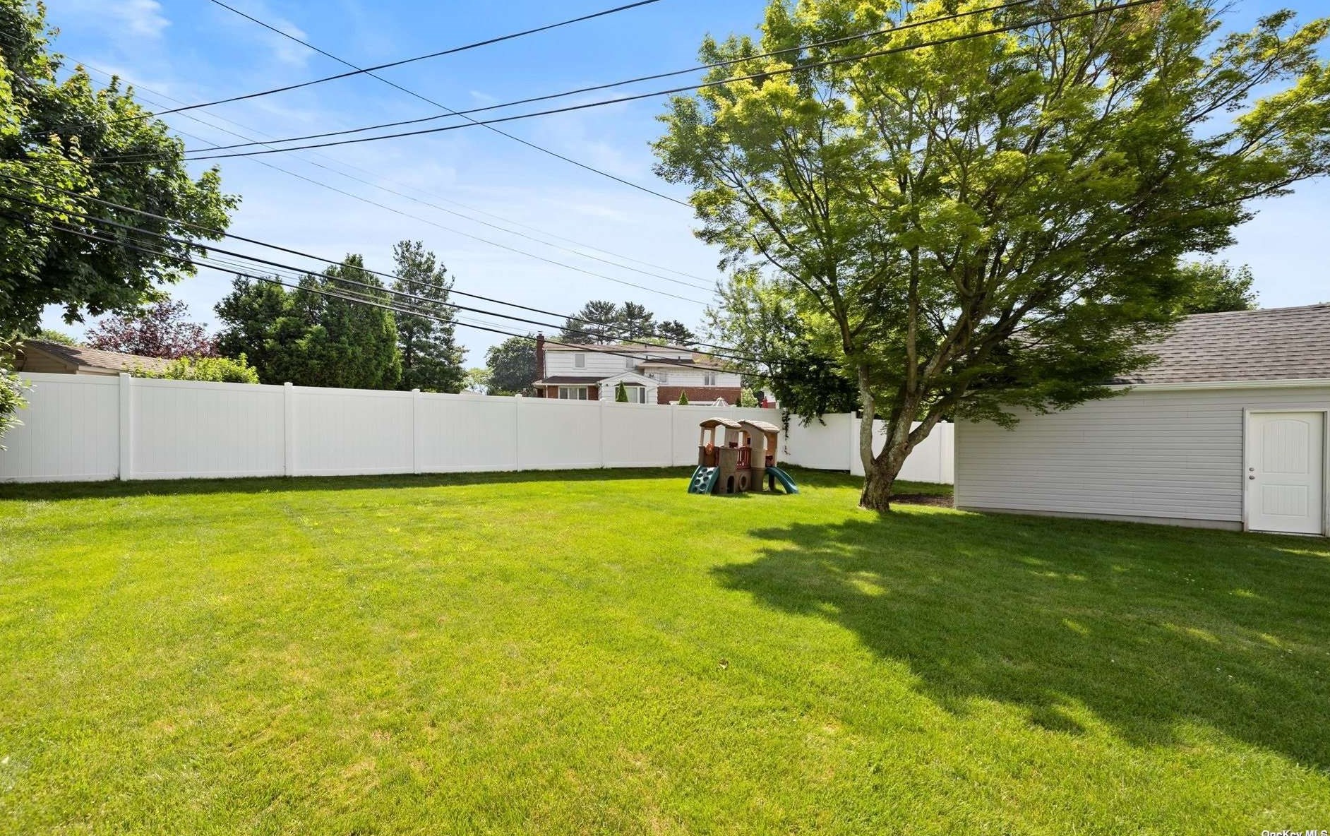 1 Whitman Ave, Syosset NY  11791-5027 exterior