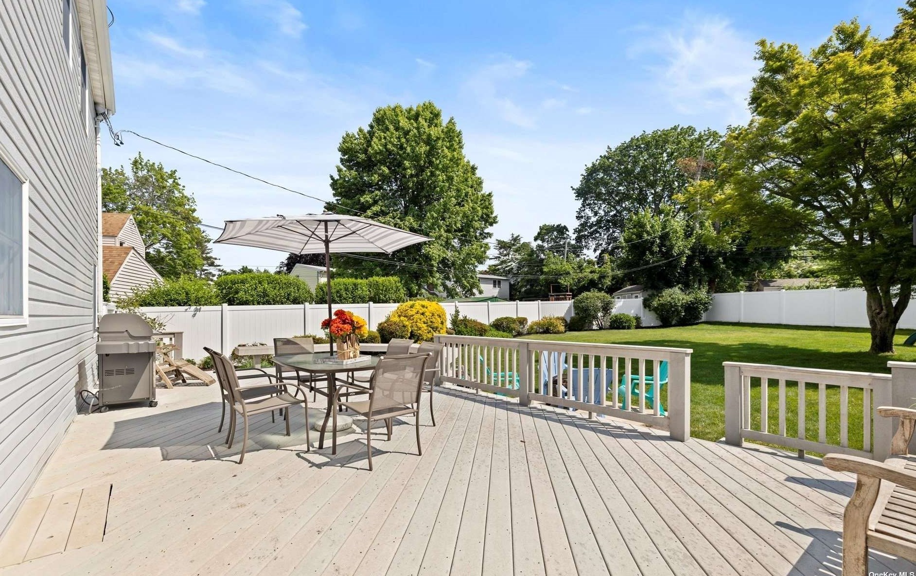 1 Whitman Ave, Syosset NY  11791-5027 exterior