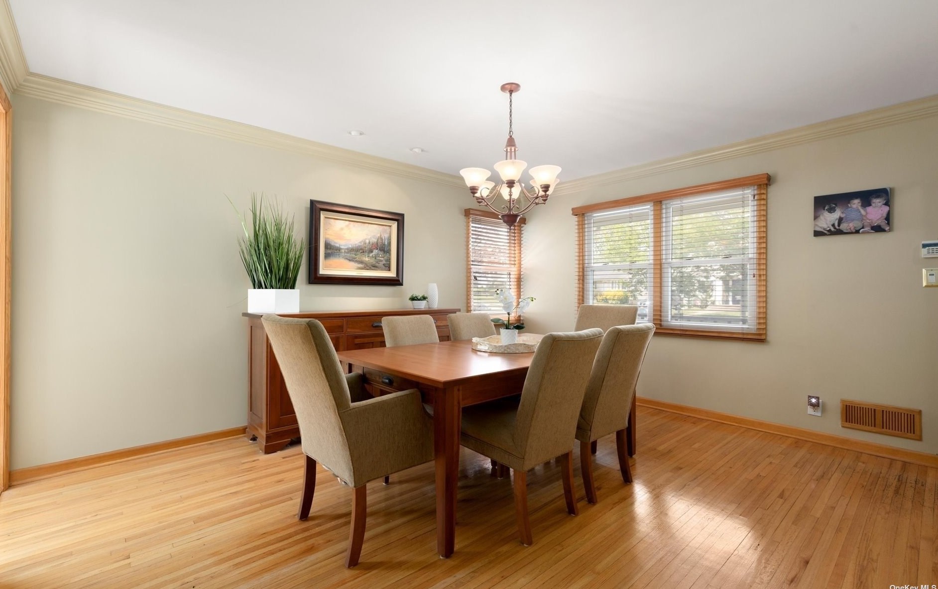 1 Whitman Ave, Syosset NY  11791-5027 exterior
