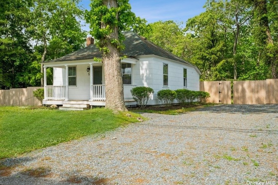 5 Summit Blvd, West Hampton, NY 11977-1125