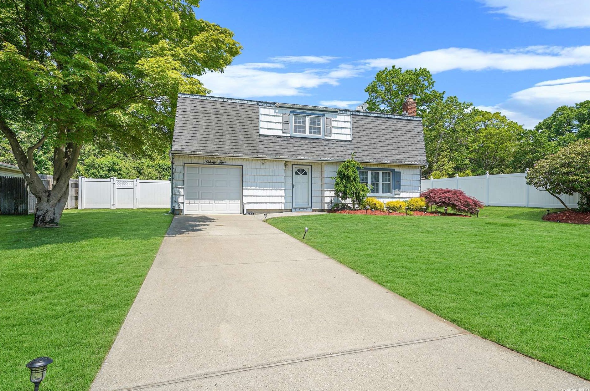 23 Huxley Ln, Hauppauge, NY 11779-4529