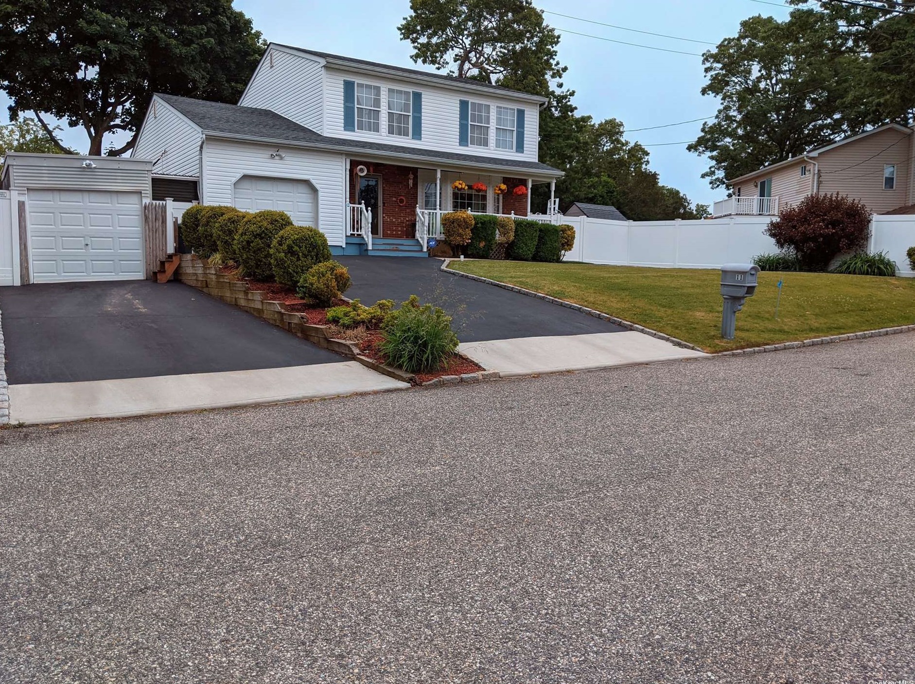 11 Linden St, Hauppauge, NY 11779-4424