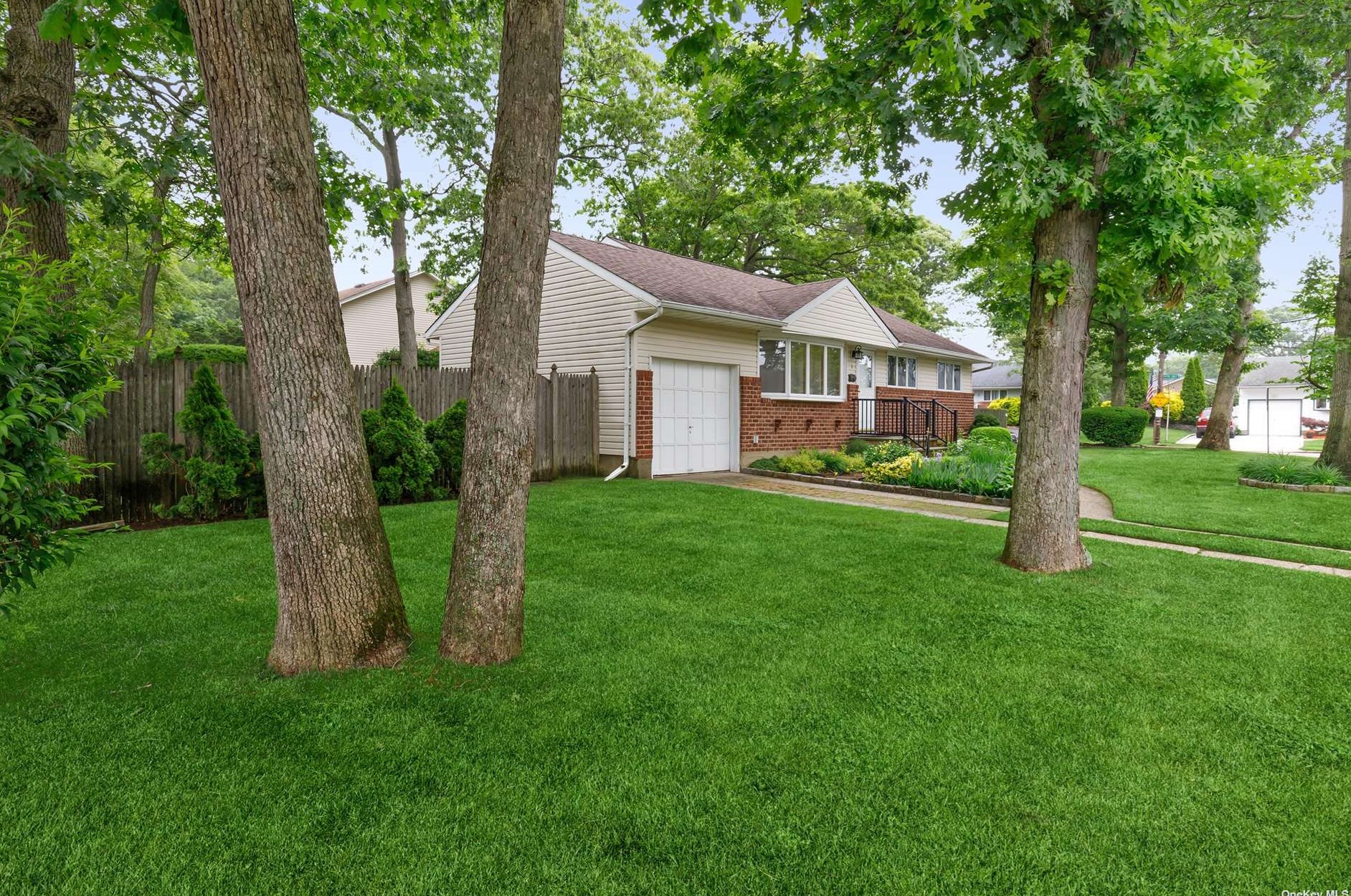 2 Dorothy Gate, East Massapequa, NY 11758-3521