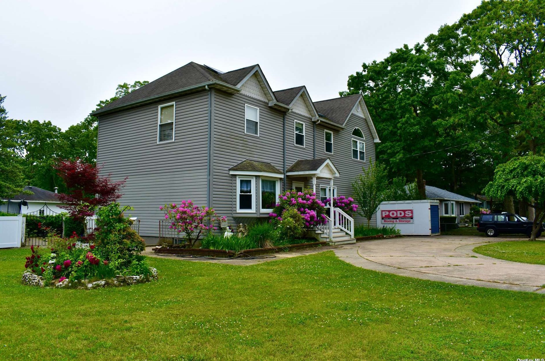 74 Greenport Ave, Gordon Heights, NY 11763-3727