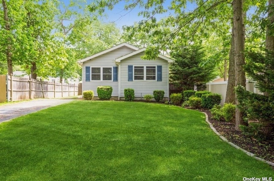 20 Sterling Ave, Canaan Lake, NY 11772-5745