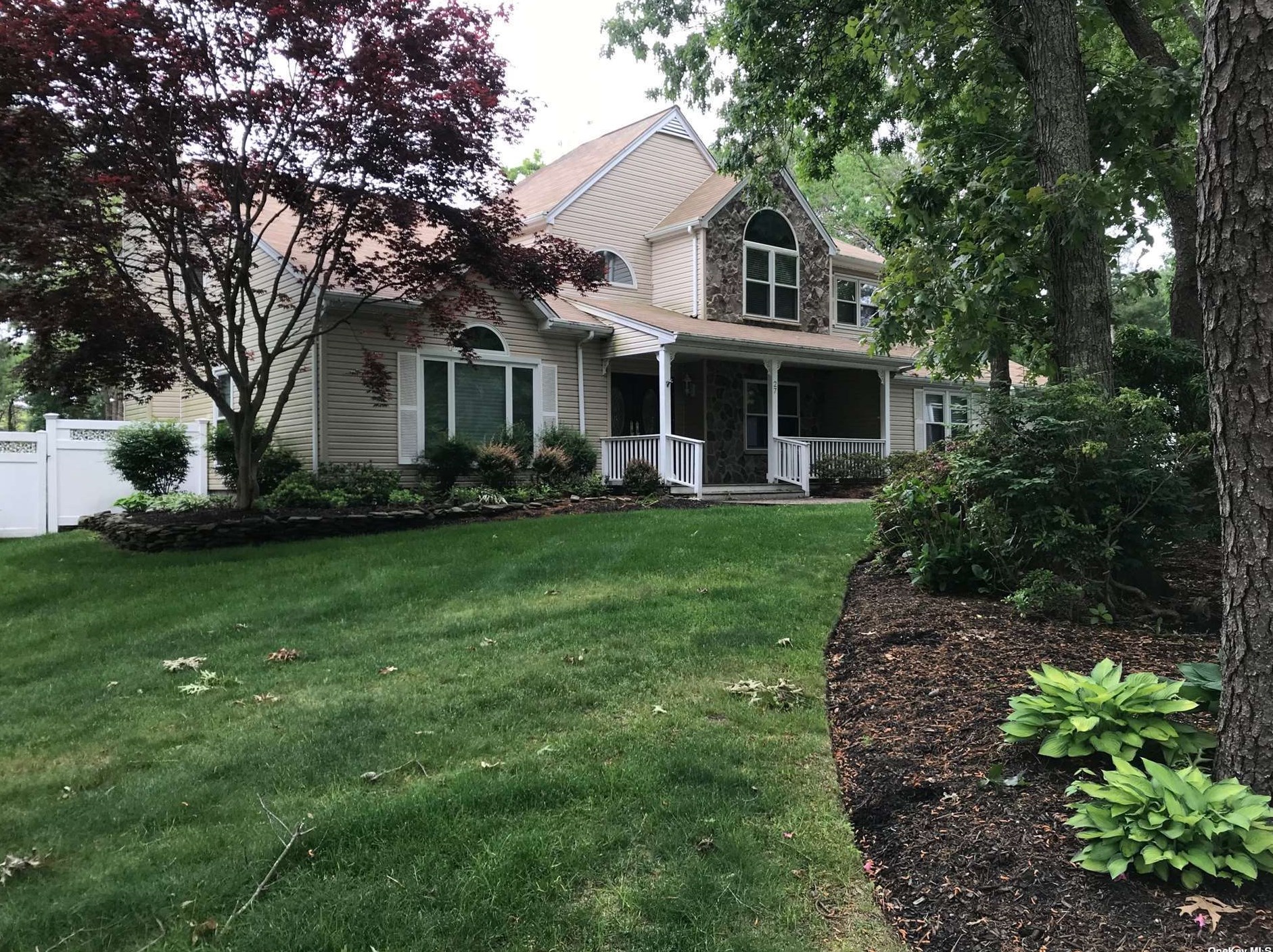27 Woodbrook Cir, Holtsville, NY 11742