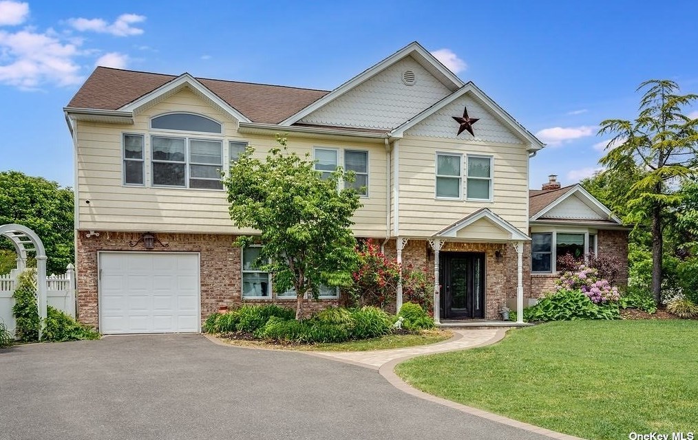 14 Suzanne Ln, Bethpage, NY 11714