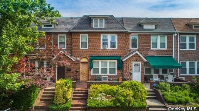 68-17 Groton St, Flushing, NY 11375-5921