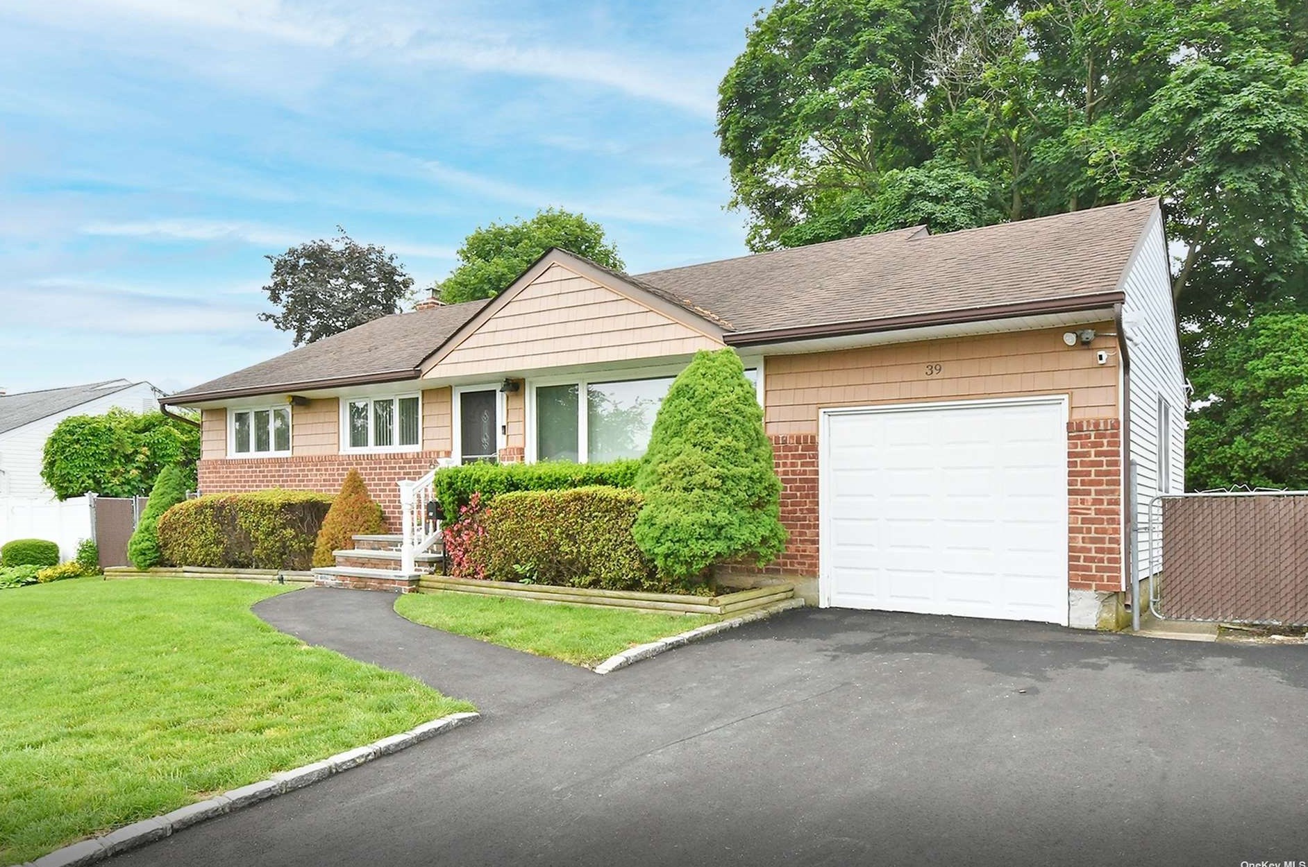 39 Sherman Rd, Hicksville, NY 11804-1425