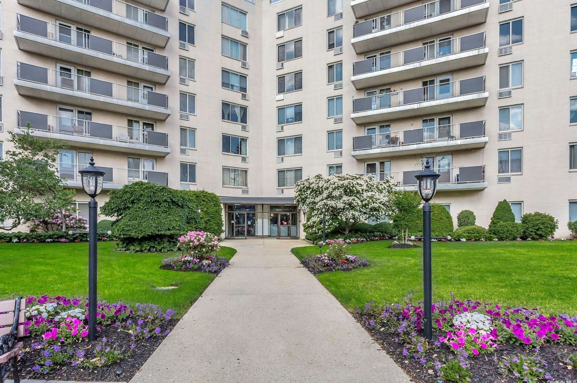 135 Post Ave #5-c, Westbury, NY 11590