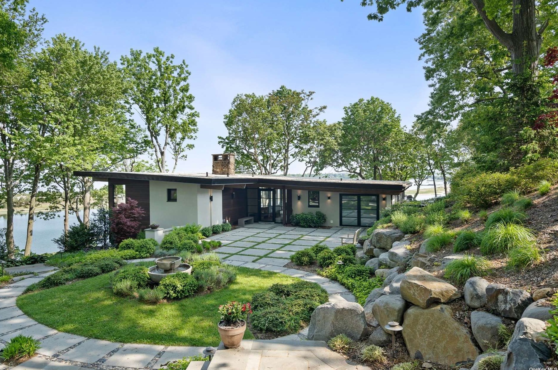 7 Hawk Dr, Hunt, NY 11743-9750