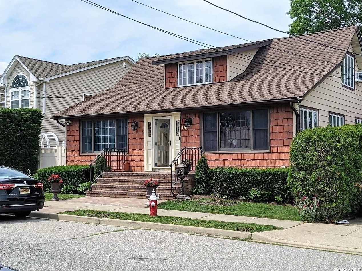 18 Edna Ave, Bethpage, NY 11714