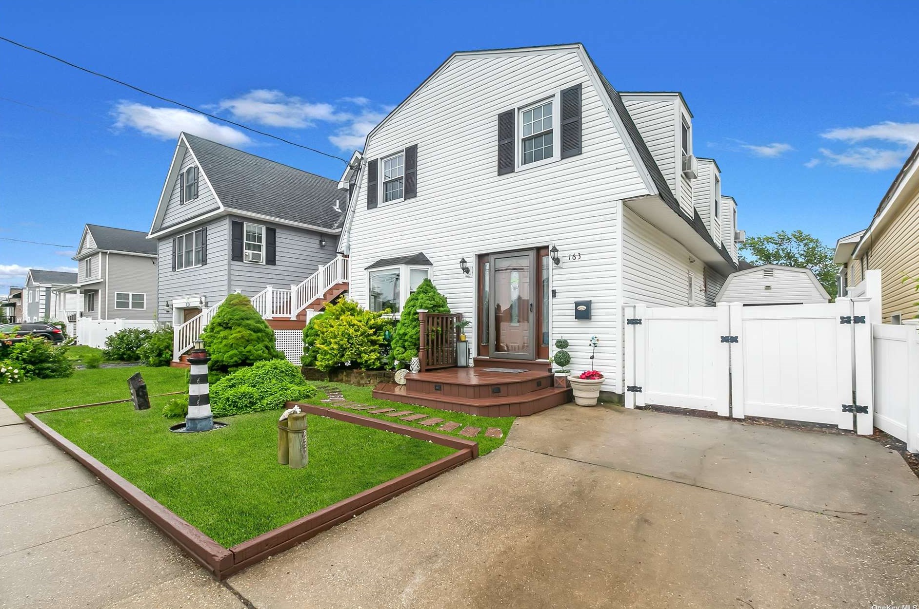 163 E Santa Barbara Rd, North Lindenhurst, NY 11757