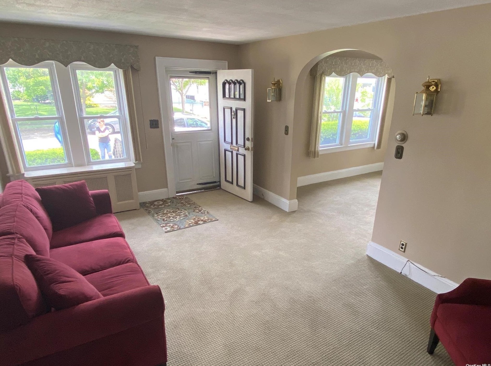 35 Norwich Ave, Lynbrook, NY 11563-4046