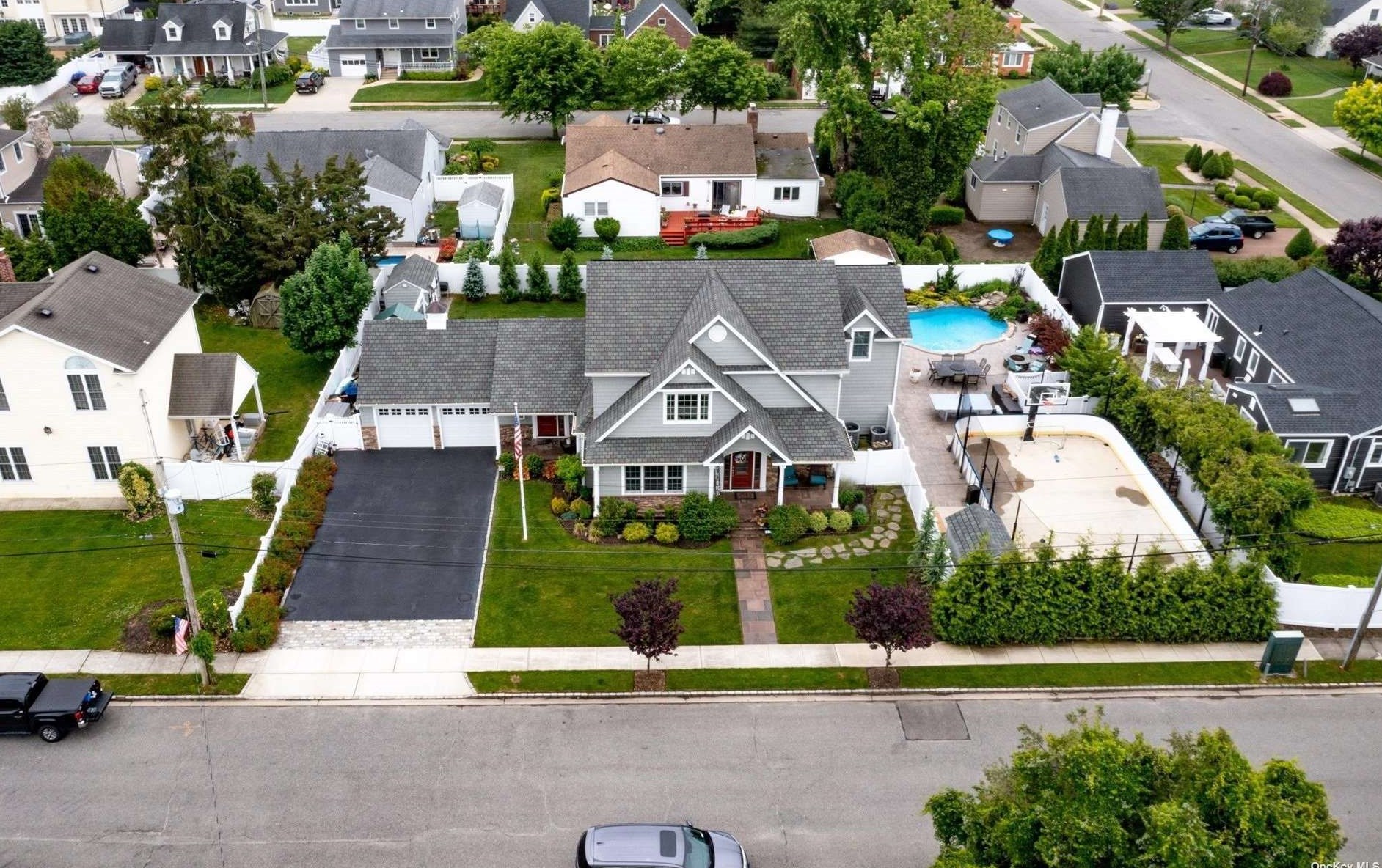 4 John St, East Massapequa, NY 11758