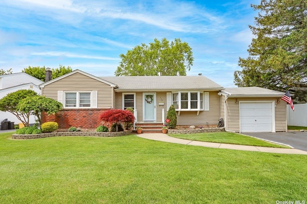 245 Lee Ave, Hicksville, NY 11801-5845