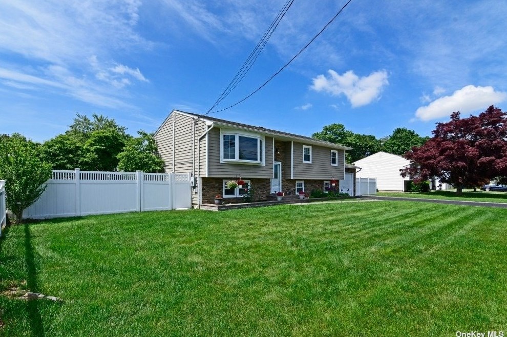 42 Fulton St, Babylon, NY 11704