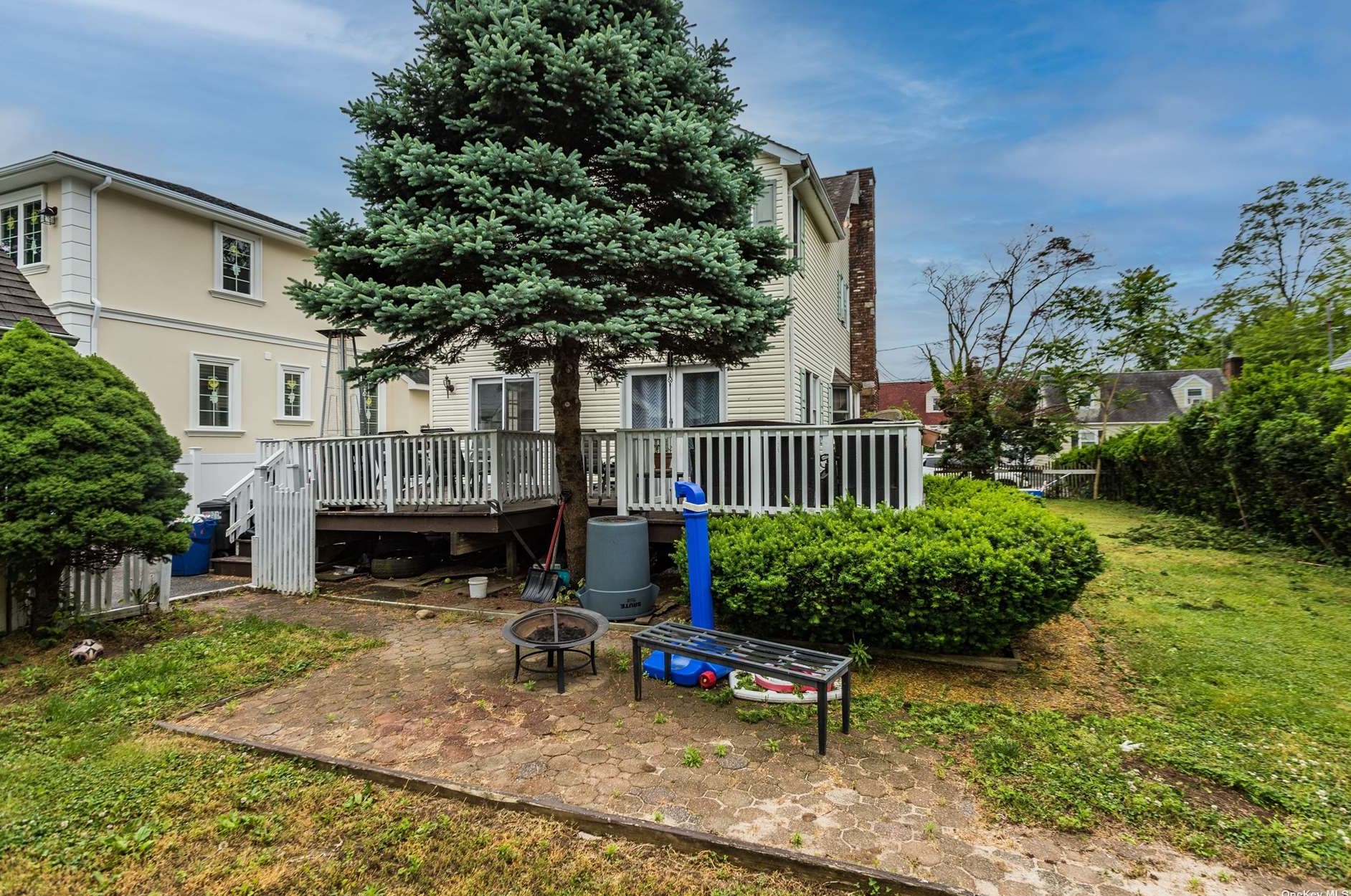 51 Russell St, East Hills NY  11577-1317 exterior