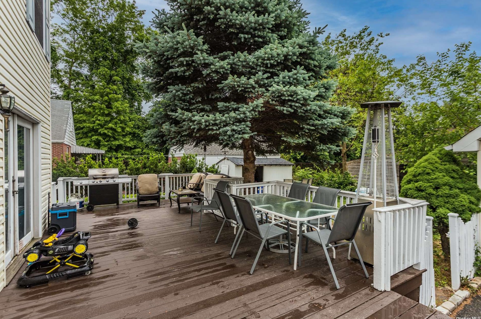 51 Russell St, East Hills NY  11577-1317 exterior