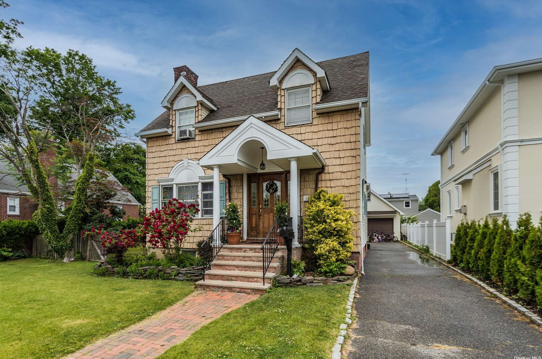 51 Russell St, East Hills, NY 11577-1343