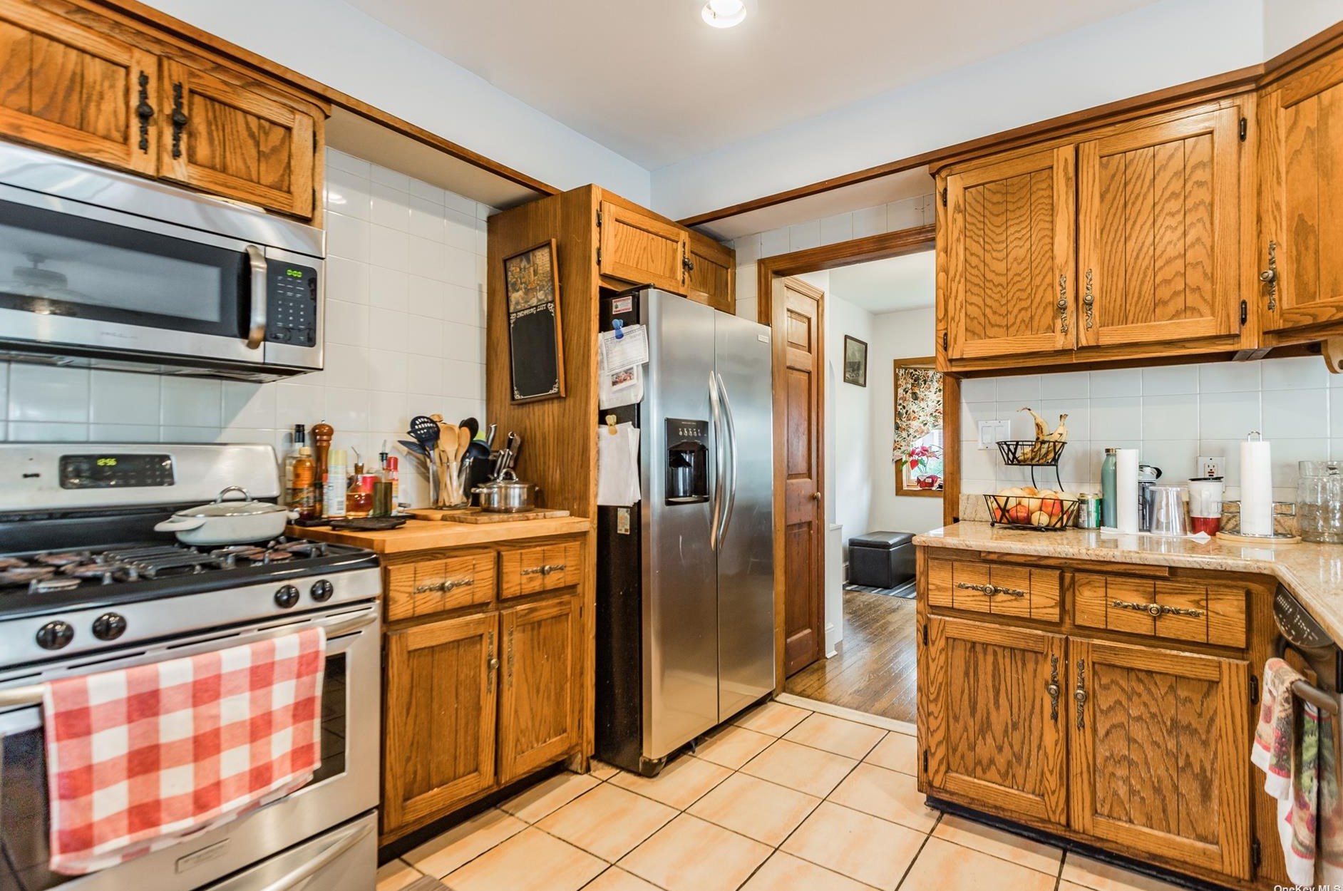 51 Russell St, East Hills NY  11577-1317 exterior