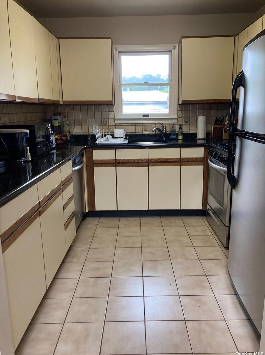35 Cottonwood Rd, Port Washington, NY 11050
