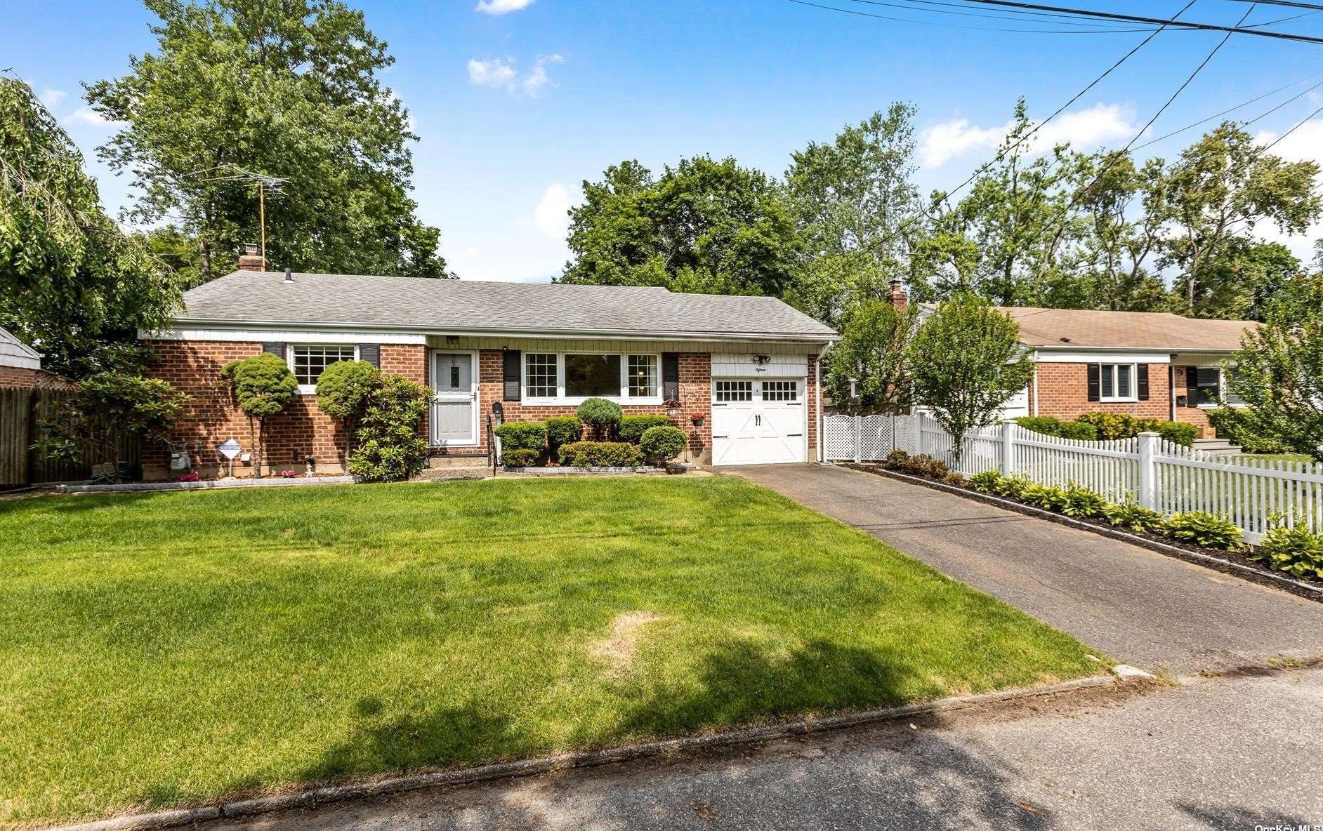 15 Grayley Pl, Huntington Station, NY 11746