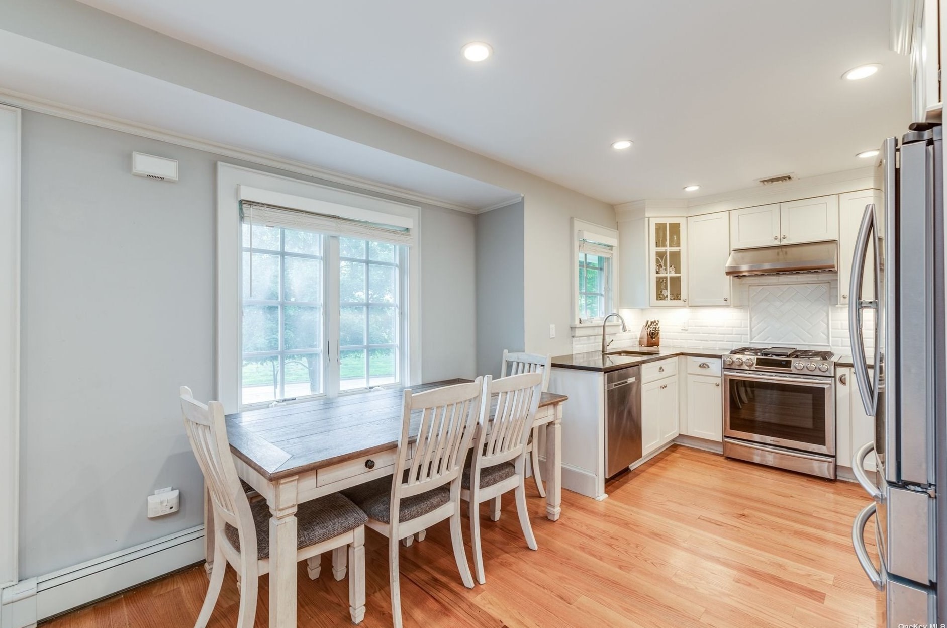 52 Old Town Ln, Hunt NY  11743-2216 exterior