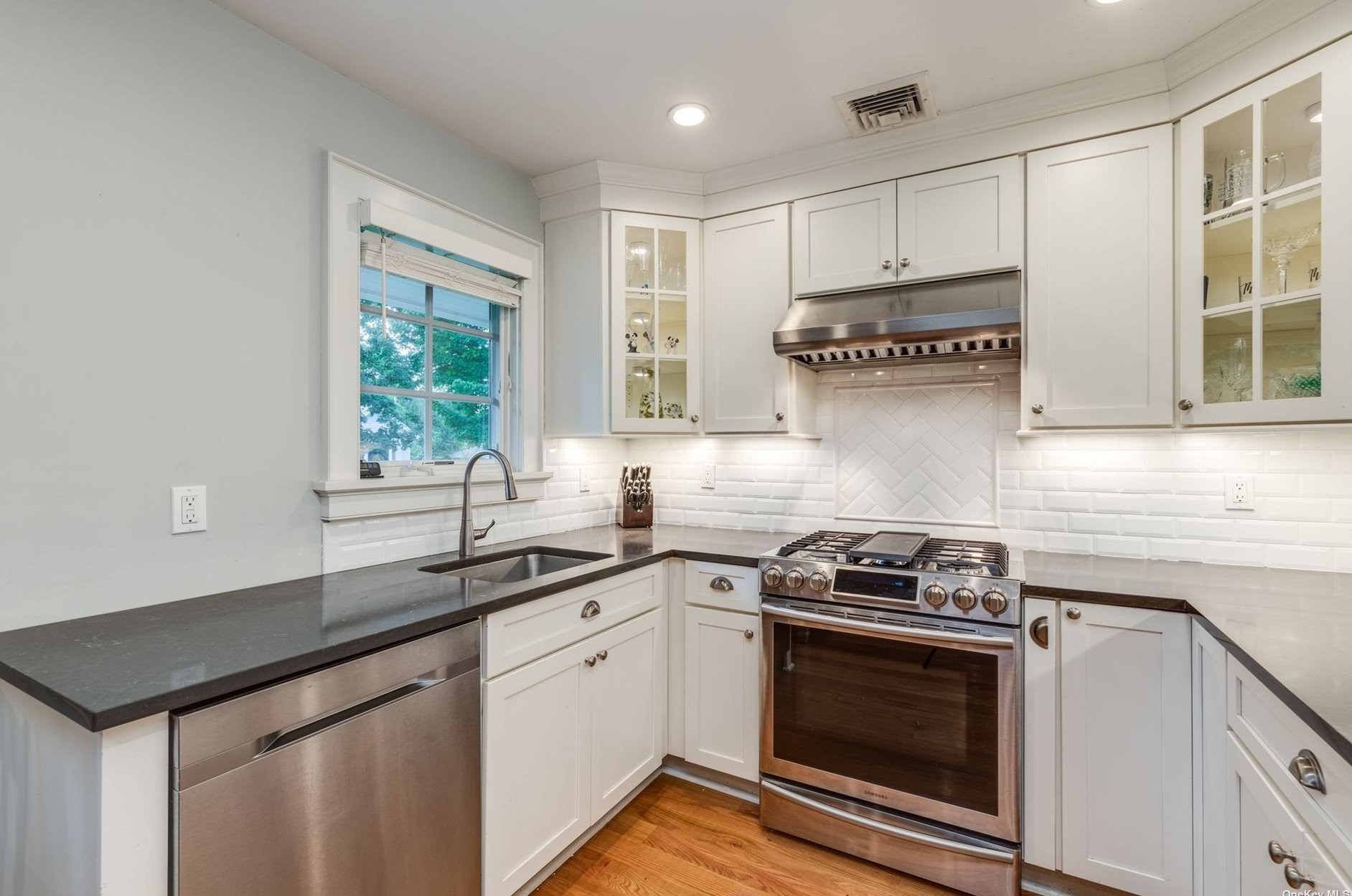 52 Old Town Ln, Hunt NY  11743-2216 exterior