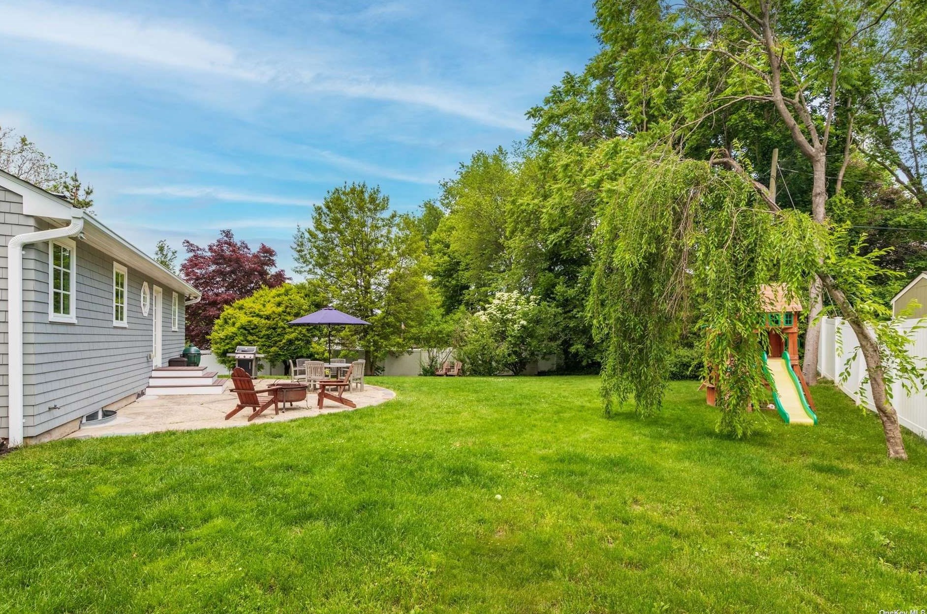 52 Old Town Ln, Hunt NY  11743-2216 exterior