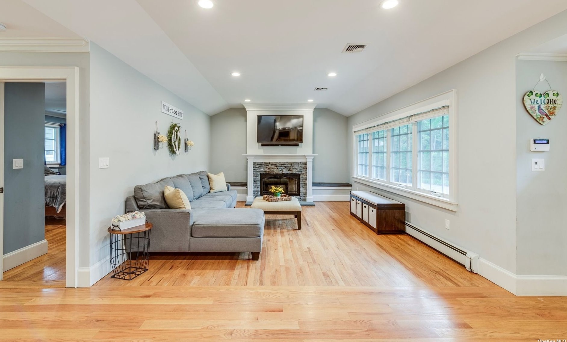 52 Old Town Ln, Hunt NY  11743-2216 exterior