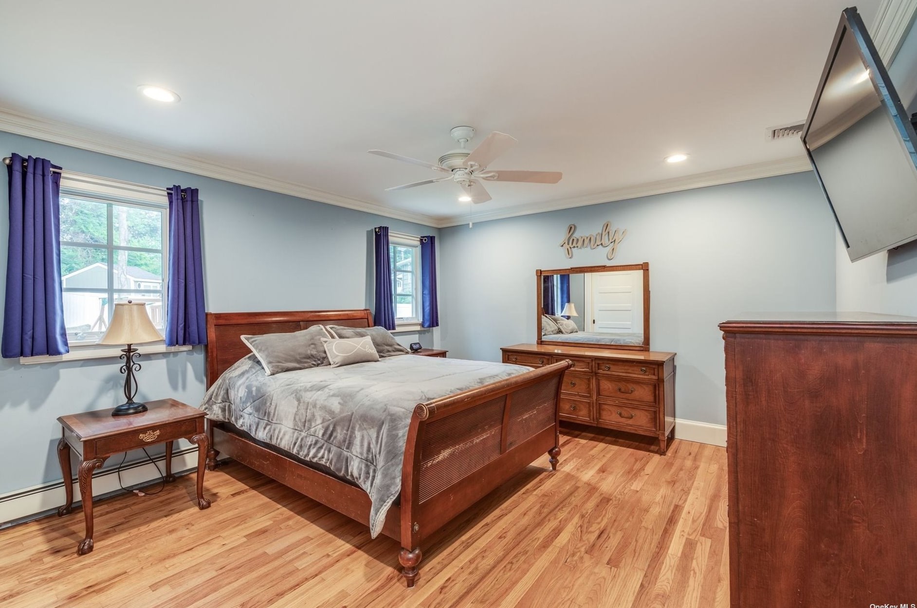 52 Old Town Ln, Hunt NY  11743-2216 exterior