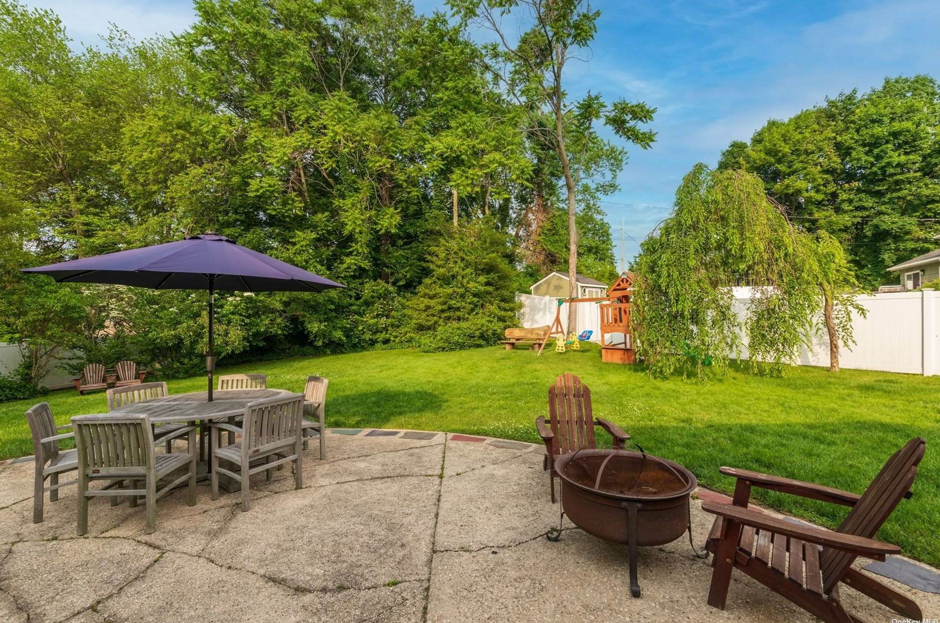 52 Old Town Ln, Hunt NY  11743-2216 exterior