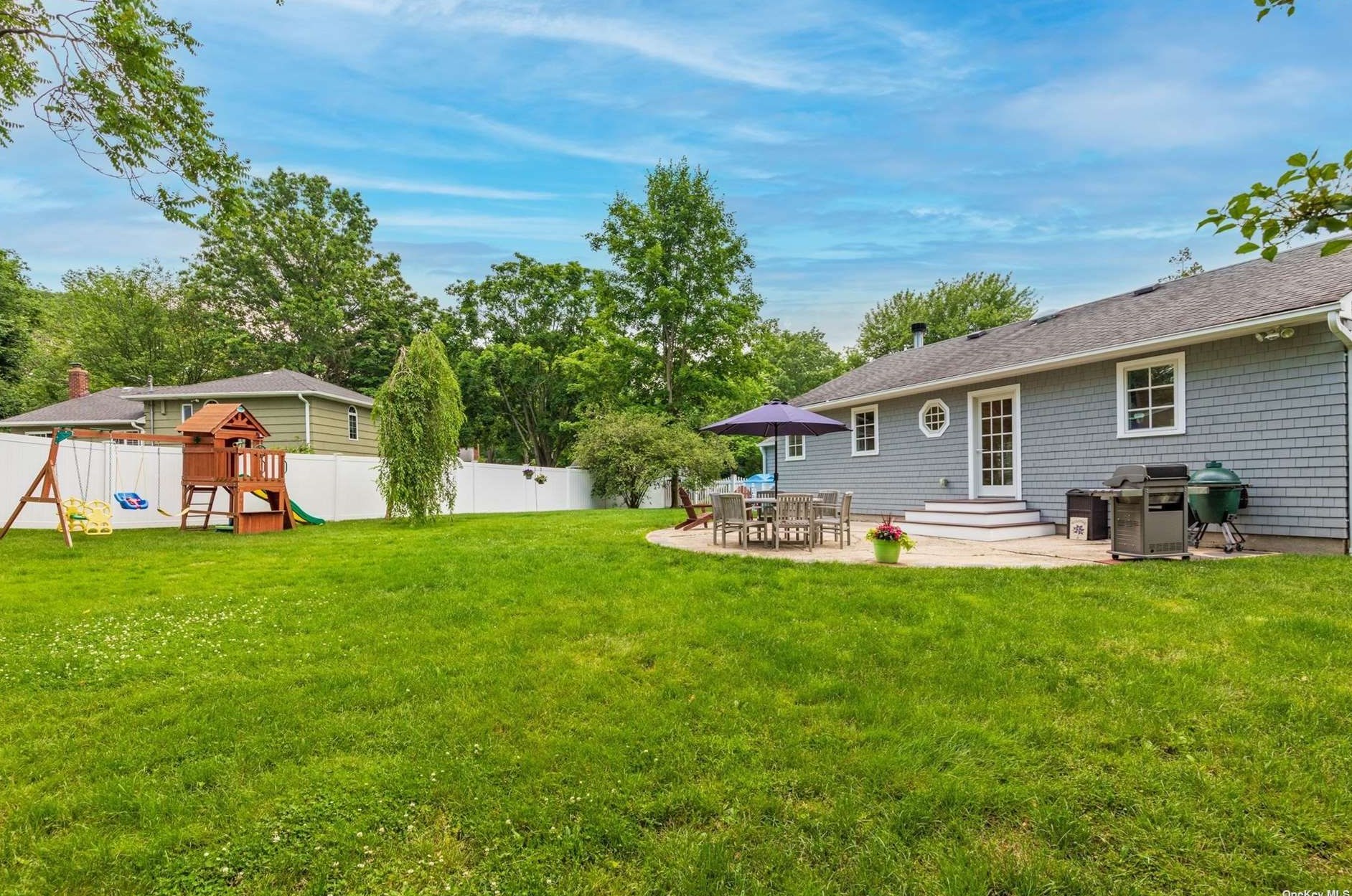 52 Old Town Ln, Hunt NY  11743-2216 exterior