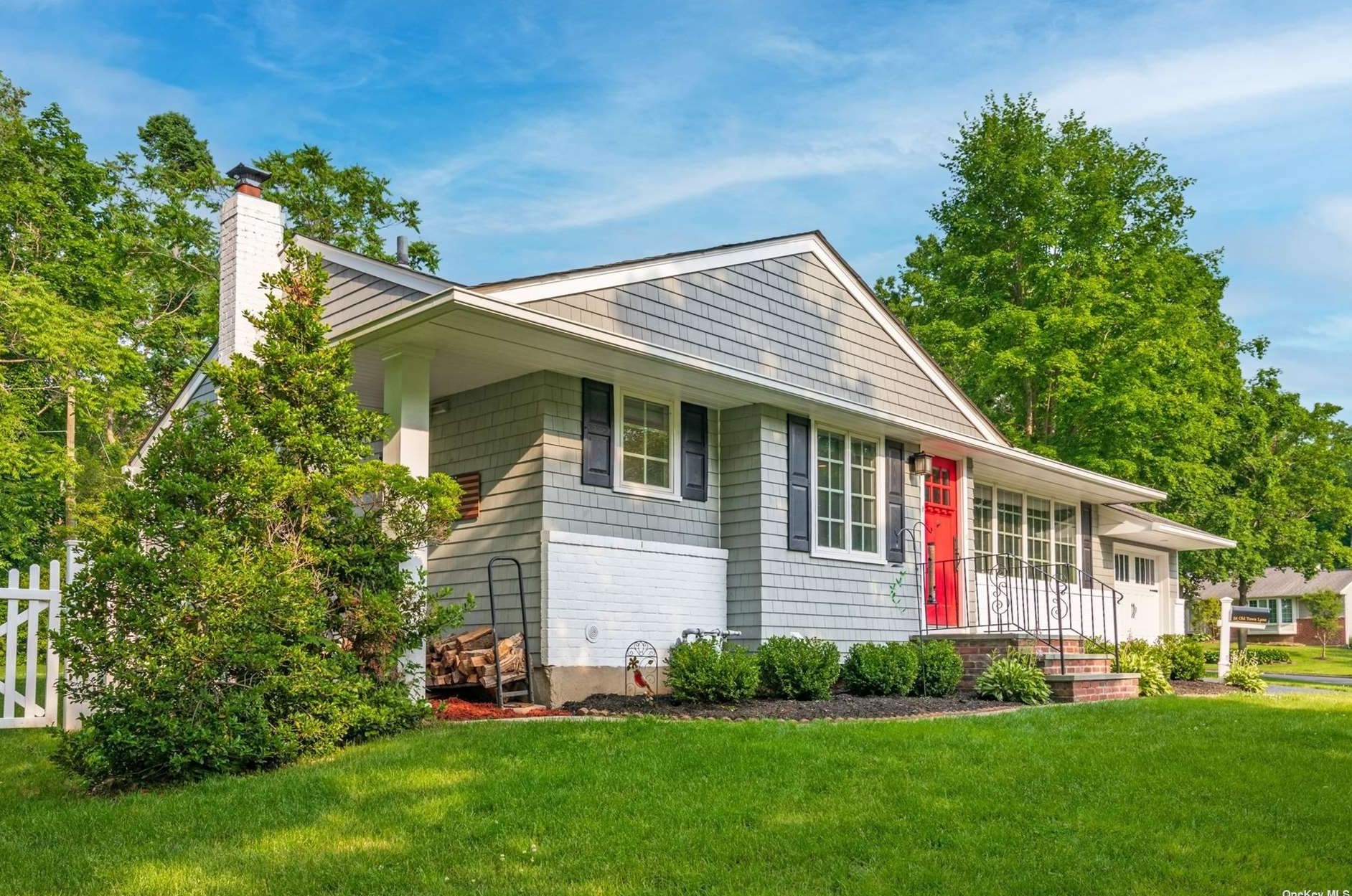 52 Old Town Ln, Hunt NY  11743-2216 exterior